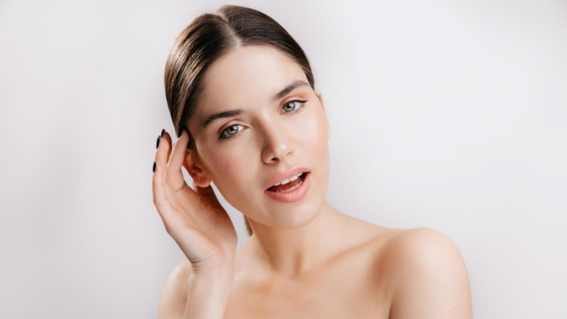 woman-using-led-light-therapy-mask
